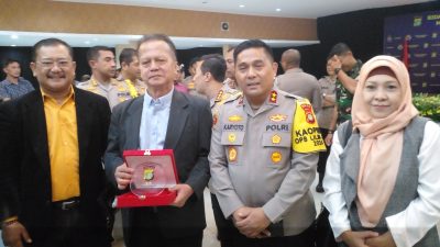 Mewakili PWI Jaya Tubagus Adhi Terima Award dari Kapolda Metro Jaya, Irjen Karyoto Tetap Terima Dikritisi
