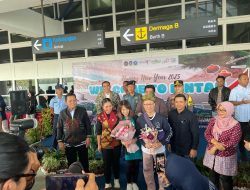 Danlanal Bintan Bersama Forkopimda Bintan Dampingi Wakil Menteri Pariwisata Sambut Kedatangan Wisatawan Mancanegara Perdana Tahun 2025