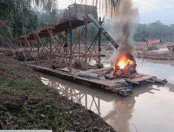 Polsek Kuantan Hilir Tindak Tegas Aktivitas PETI di Wilayahnya, Tiga Rakit Dompeng Dimusnahkan