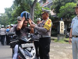HELM GRATIS DARI POLRI UNTUK MASYARAKAT