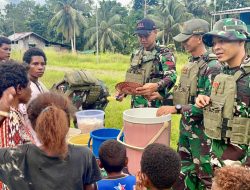 Ciptakan Kebersamaan Dengan Masyarakat Papua, Satgas Yonif 131/BRS Makan Siang Bersama Kepada Warga Kampung Skofro