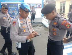 Kasi Propam Polres Gianyar Cek Handphone Personel Antisipasi Judi Online