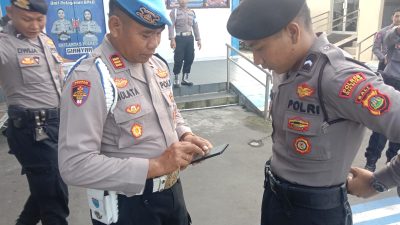 Kasi Propam Polres Gianyar Cek Handphone Personel Antisipasi Judi Online