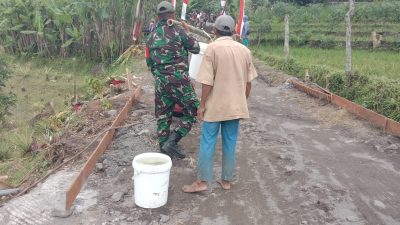 Dipikul Siapa Takut,,,,,Satgas TMMD Tetap Semangat Dekatkan Air 