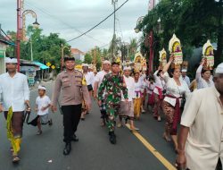 Sinergitas TNI –Polri Atensi Pengamanan Ngiring Ida Sesuhunan Setunggilan Dalem Sidan, Desa Adat Sidan