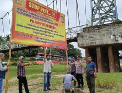 Polsek Kuantan Tengah Lakukan Sosialisasi dan Pemasangan Spanduk Larangan PETI di Desa Seberang Taluk