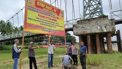 Polsek Kuantan Tengah Lakukan Sosialisasi dan Pemasangan Spanduk Larangan PETI di Desa Seberang Taluk