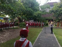 Jadi Pembina Upacara, Bhabinkamtibmas Desa Tegallalamg Tanamkan Disiplin Pada Siswa