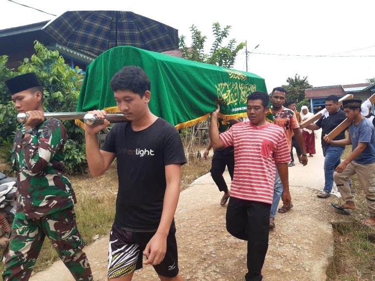 Gotong-Royong Takziyah, Kebersamaan Satgas Yonzipur 5/ABW dan Warga Bersatu dalam Kepedulian
