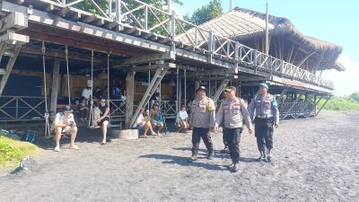 Kapolsek Blahbatuh Pantau Pengamanan Surfing Contest International “Sawakami S. League Di Pantai Selukat Keramas