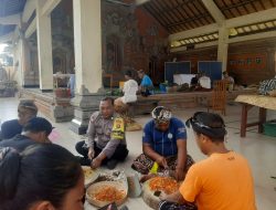 Bhabinkamtibmas Polsek Blahbatuh Ngayah Dalam Upacara Odalan Di Pura Desa Adat Perangsada