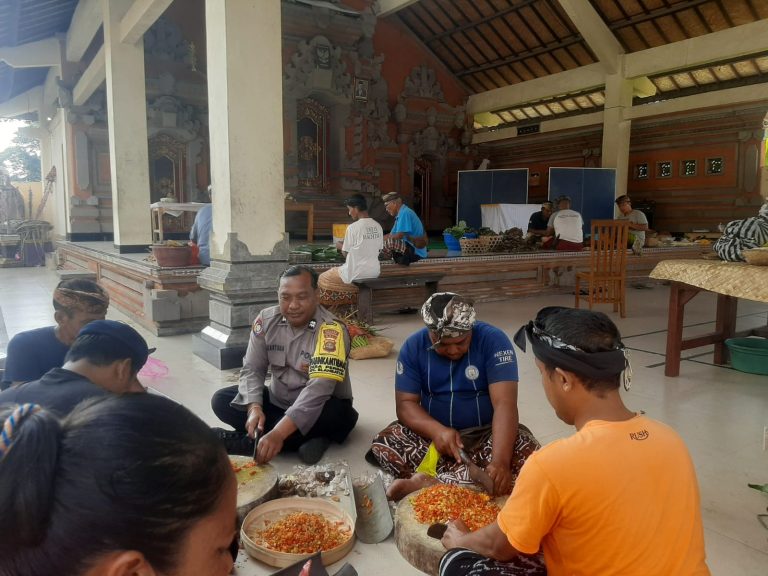 Bhabinkamtibmas Polsek Blahbatuh Ngayah Dalam Upacara Odalan Di Pura Desa Adat Perangsada