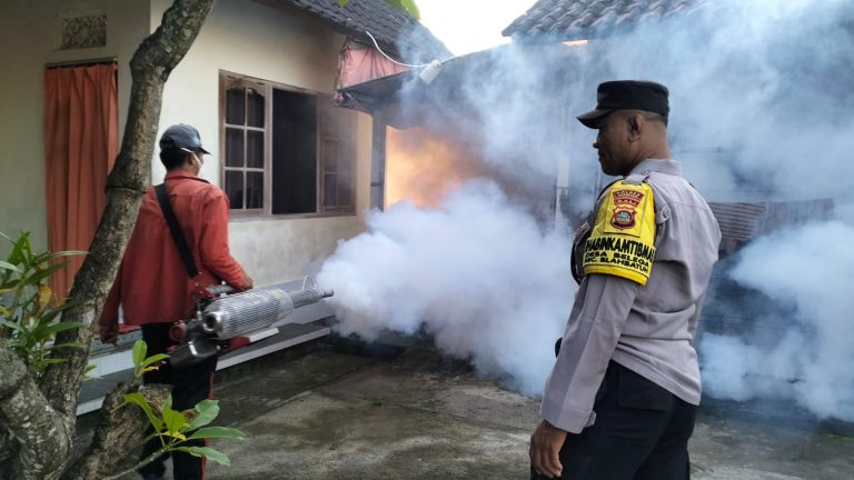 Sinergi TNI Polri Dalam Pencegahan Penyebaran Demam Berdarah Lewat Fogging Di Desa Belega