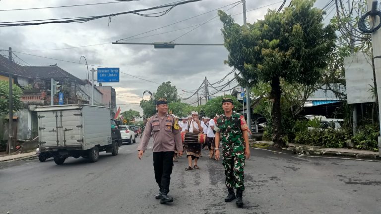 Sinergitas TNI – Polri , Atensi Pengamanan Iring Iringan Ida Susuhunan Bukit Langkihan Budal dari Pura Hyang Api Desa Adat Gianyar.