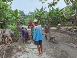 Babinsa Gotong Royong Bangun Talud Jalan, Wujud Nyata Kemanunggalan TNI dan Rakyat