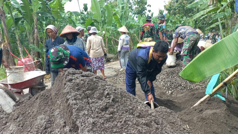 Semangat Emak-Emak Bantu Capai Target Sasaran Fisik TMMD