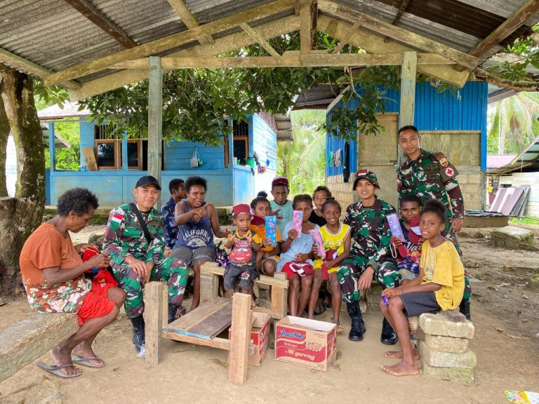 Laksanakan Anjangsana, Satgas Yonif 131/BRS Bagikan Topi dan Perlengkapan Sekolah di Kampung Mosso