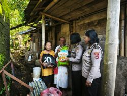 Jumat Berkah, Kapolres Gianyar Bagikan Sembako Kepada Warga Yang Membutuhkan