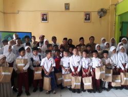 Desa Bojong Baru Beri Bantuan Peralatan Sekolah untuk Murid yang Berprestasi