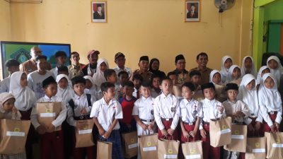 Desa Bojong Baru Beri Bantuan Peralatan Sekolah untuk Murid yang Berprestasi
