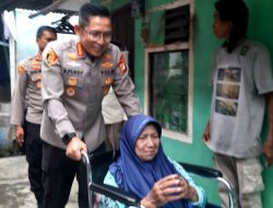 Kapolres Metro Jakarta Utara Berikan Kursi Roda untuk Warga Lansia Terdampak Banjir di Cilincing