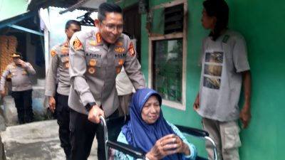 Kapolres Metro Jakarta Utara Berikan Kursi Roda untuk Warga Lansia Terdampak Banjir di Cilincing
