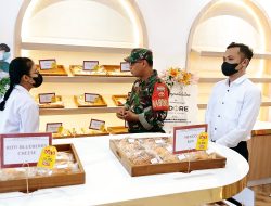 Jalin Keharmonisan dengan Masyarakat, Babinsa Kratonan Sambangi Toko Roti