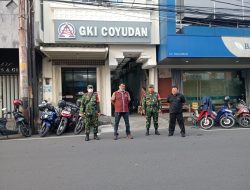 Babinsa Jayengan Amankan Ibadah Minggu Pagi