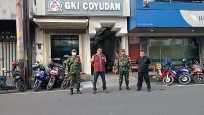 Babinsa Jayengan Amankan Ibadah Minggu Pagi