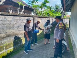 Bhabinkamtibmas Dampingi Dinas Pertanian dalam Vaksinasi Rabies Serentak di Desa Lodtunduh