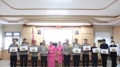 Kapolres Gianyar Salurkan Bingkisan Kapolda Bali Kepada PNPP Polres Gianyar Dalam Rangka Nyepi dan Idulfitri