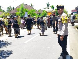Bhabinkamtibmas dan Pecalang Banjar Adat Temesi Bersinergi Amankan Iringan Upacara Pitra Yadnya