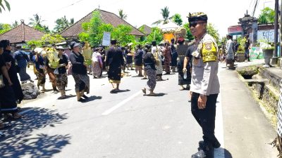 Bhabinkamtibmas dan Pecalang Banjar Adat Temesi Bersinergi Amankan Iringan Upacara Pitra Yadnya