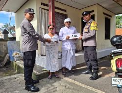 Polsek Gianyar Serahkan Sarana Kontak kepada Tokoh Masyarakat di Bukit Batu