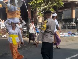 Bhabinkamtibmas Desa Suwat Bersama Pecalang Amankan Upacara Ngening di Beji Siwa Melahangge