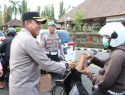 Kapolres Gianyar dan Bhayangkari Bagikan Takjil di Alun-Alun Gianyar Sambut Ramadhan 1446 H