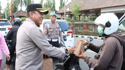 Kapolres Gianyar dan Bhayangkari Bagikan Takjil di Alun-Alun Gianyar Sambut Ramadhan 1446 H