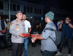 Kapolres Inhil AKBP FAROUK OKTORA, S.H., S.I.K., Bagikan Makan Sahur dan Beras Kepada Pedagang dan Masyarakat
