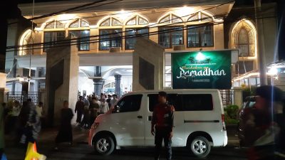 Personil Ops Cipkon Agung 2025 Laksanakan Pengamanan Sholat Tarawih di Masjid Agung Al-Ala 