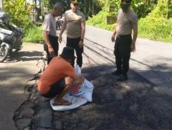 Polsek Payangan Gelar Bakti Sosial, Tambal Jalan Berlubang di Jalur Payangan – Kintamani Jelang Mudik Lebaran 2025