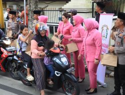 Polres Malang dan Jurnalis Bagikan Ratusan Paket Takjil untuk Pengguna Jalan