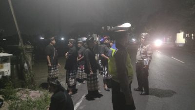 Polsek Blahbatuh Kawal Keberangkatan Pecalang Adat ke Gelar Agung Pecalang Bali