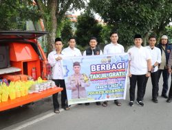 Polres Kuansing Bersama Mahasiswa UNIKS Bagikan Takjil Dalam Rangka Operasi Tertib Ramadhan LK 2025