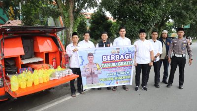 Polres Kuansing Bersama Mahasiswa UNIKS Bagikan Takjil Dalam Rangka Operasi Tertib Ramadhan LK 2025
