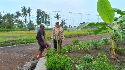 Bhabinkamtibmas Desa Blahbatuh Ajak Masyarakat Manfaatkan Pekarangan untuk Ketahanan Pangan