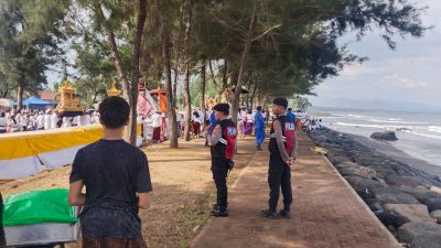 Polri Untuk Masyarakat, Polsek Blahbatuh Kawal Upacara Melasti Jelang Hari Raya Nyepi