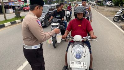 Sat Lantas Polres Kuansing Gelar Ramadhan Berkah Berbagi Takjil Untuk Masyarakat