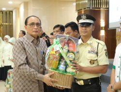 Roman Bahagia Satpam-Marbot Terima Paket Sembako dari Dharmayukti Karini MA