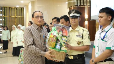 Roman Bahagia Satpam-Marbot Terima Paket Sembako dari Dharmayukti Karini MA