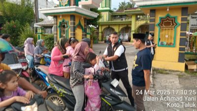 Sat Resnarkoba Polres Kuansing Bagikan Takjil Ramadhan 1446 H Kepada Pengguna Jalan